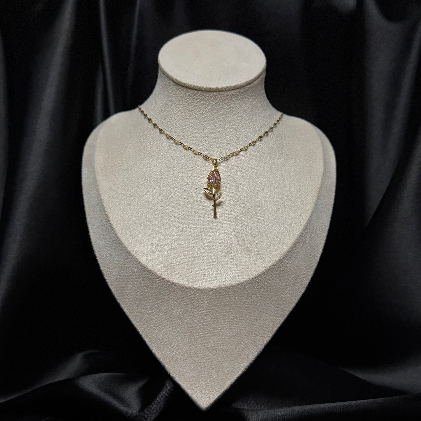 Колие с розова роза