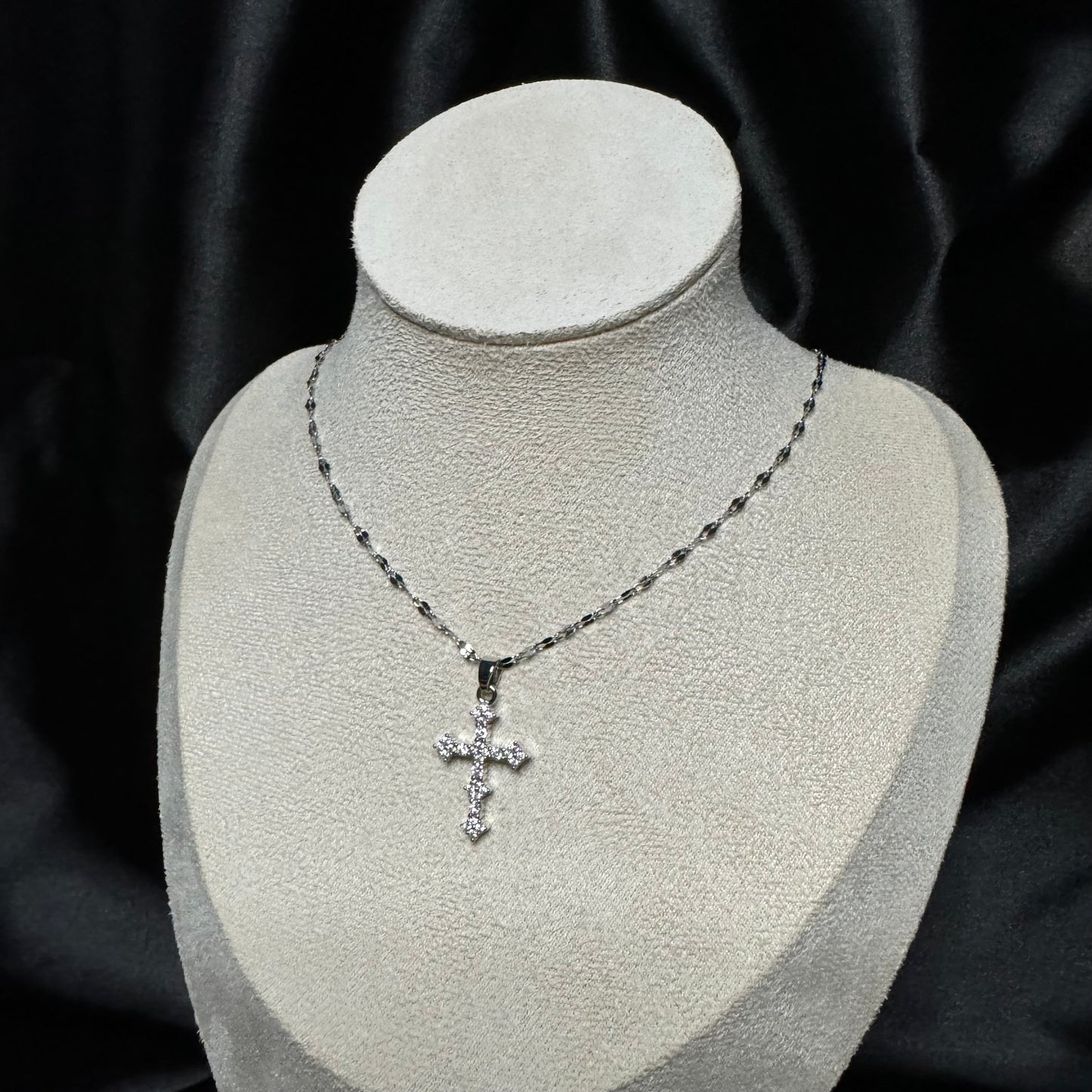 Сребърно колие с кръст