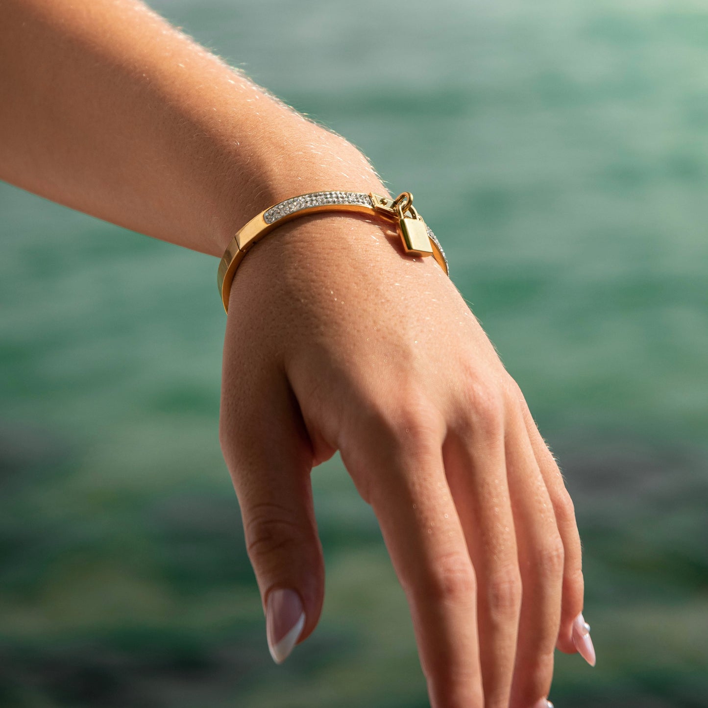 Гривна „Заключена в любовта“