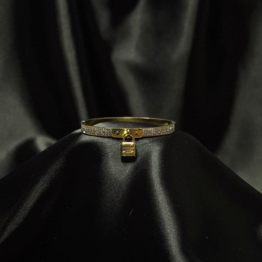 Гривна „Заключена в любовта“