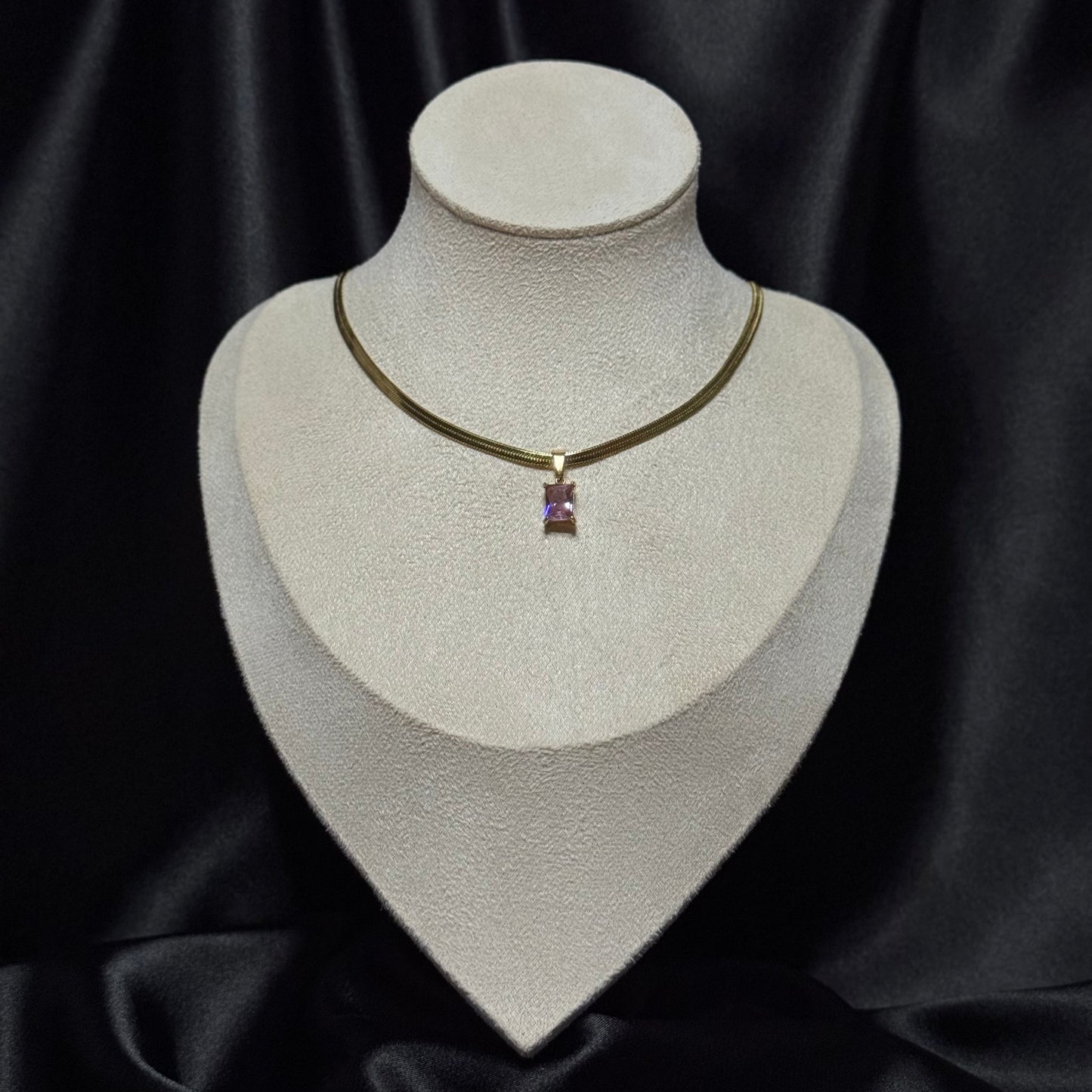 Колие с розов скъпоценен камък