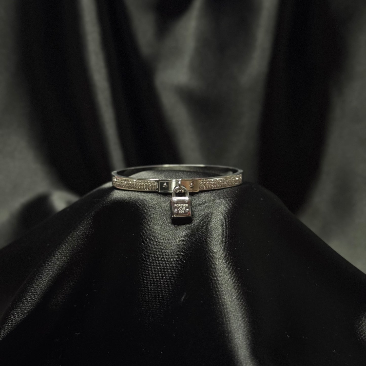 Гривна „Заключена в любовта“